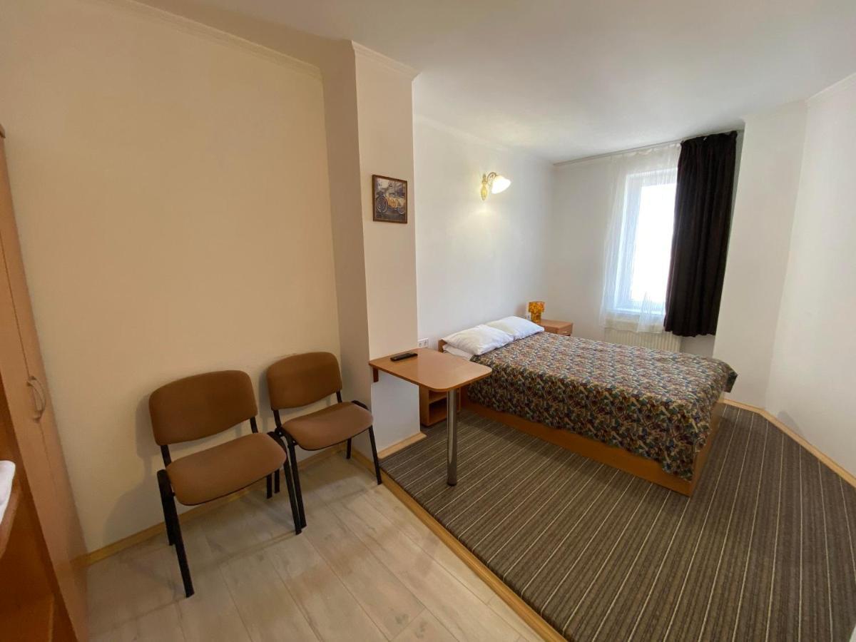 Autopark Hotel Львов Экстерьер фото