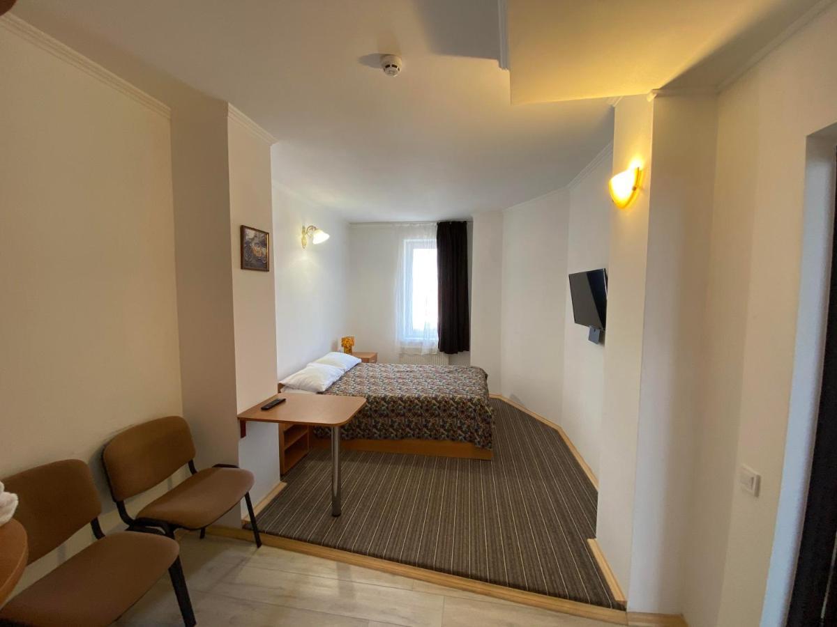 Autopark Hotel Львов Экстерьер фото