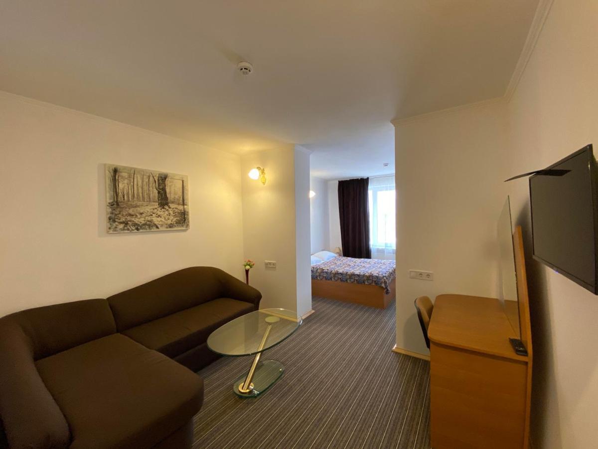Autopark Hotel Львов Экстерьер фото