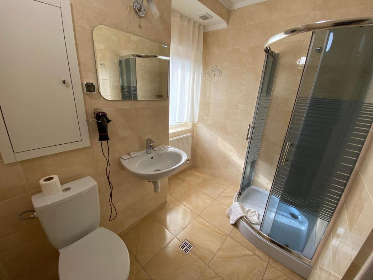 Autopark Hotel Львов Экстерьер фото