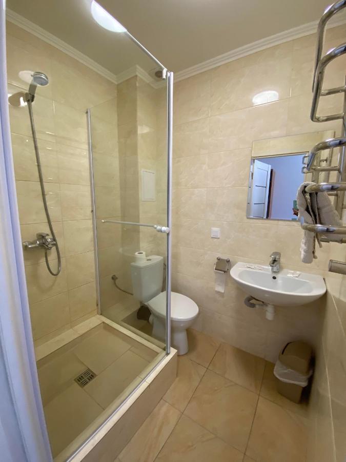 Autopark Hotel Львов Экстерьер фото